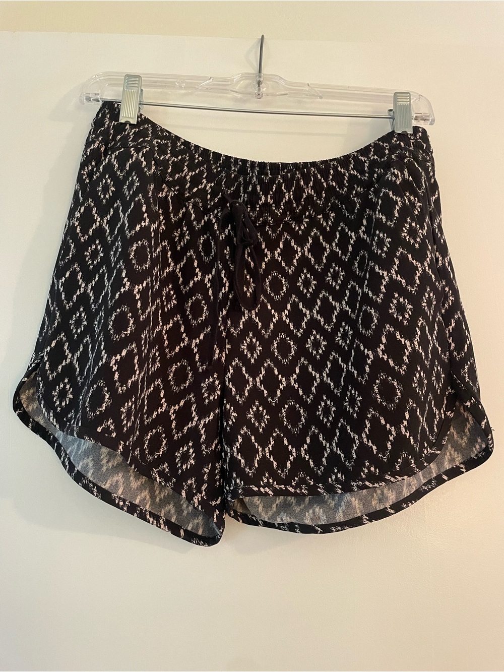 Banana Republic Black and White Ikat Print Shorts. Size XS.